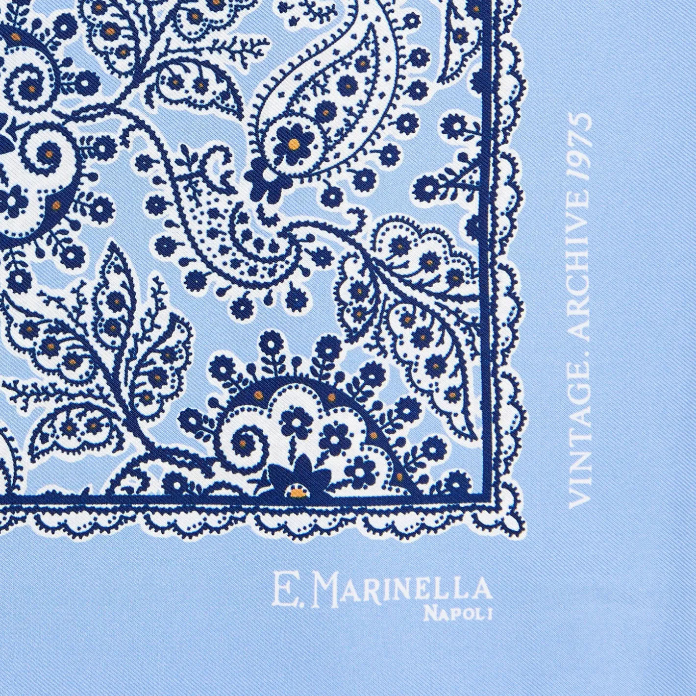 E.Marinella POCHETTE DA TASCHINO IN SETA STAMPATA A MANO AZZURRA Fantasia archivio 1975 Online
