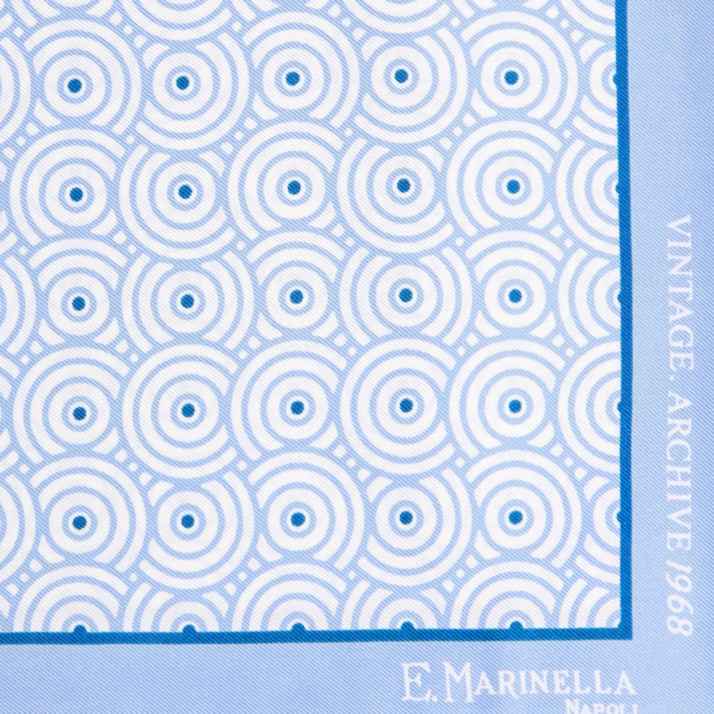 E.Marinella POCHETTE DA TASCHINO IN SETA STAMPATA A MANO AZZURRA Fantasia archivio 1968 New